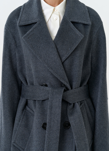 Женское пальто с английским воротником