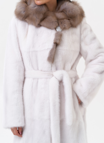 Белая шуба из норки с куницей
