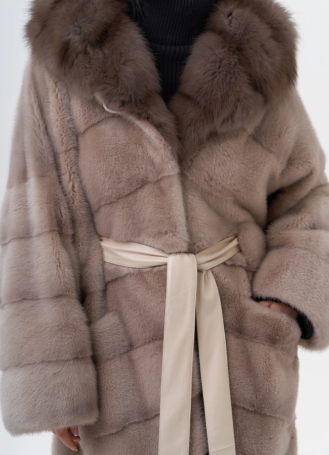 Длинная шуба из норки с капюшоном из меха куницы модель № 28128 универмаг малина фото