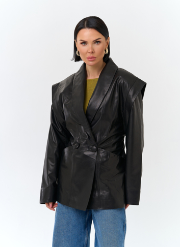 Женская куртка из натуральной кожи с акцентными плечами Женская куртка из натуральной кожи с акцентными плечами