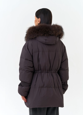 Женский пуховик с мехом чернобурки на капюшоне