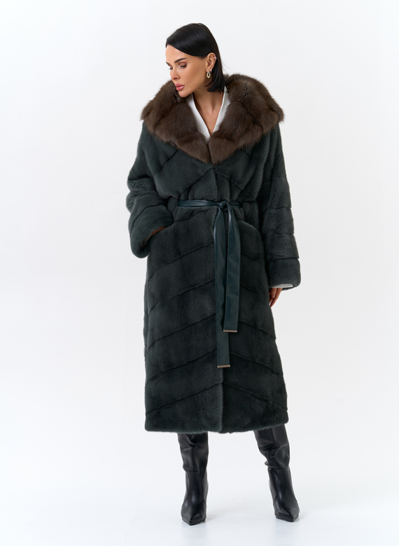 Шуба из меха норки с капюшоном из меха куницы