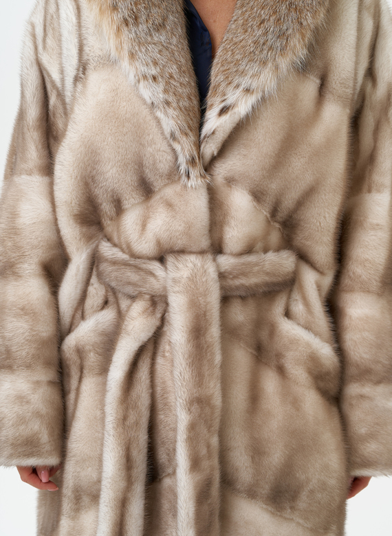 Женская шуба из меха норки с капюшоном из меха рыси