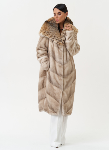 Женская шуба из меха норки с капюшоном из меха рыси