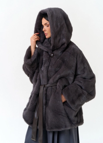 Женская шуба из меха норки с капюшоном фото