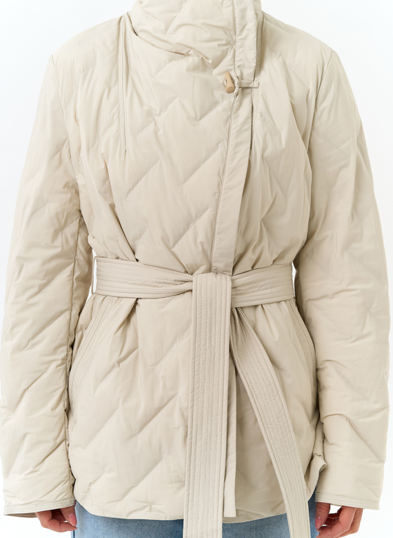 Женская куртка с поясом