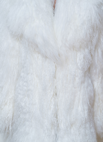 Длинная шуба белого цвета из меха ламы