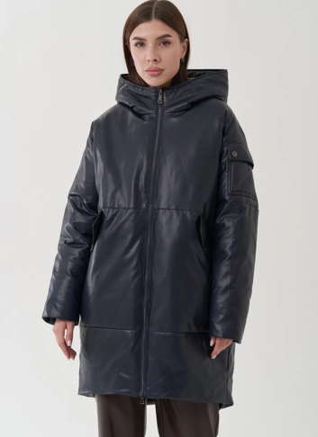 Женский пуховик синего цвета из эко кожи