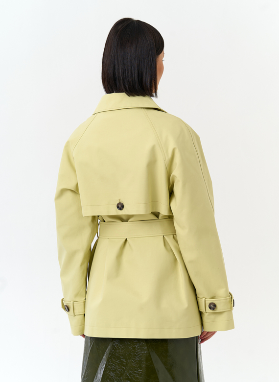 Женский укороченный плащ с поясом