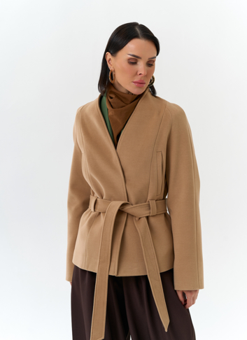 Женское укороченное пальто с поясом