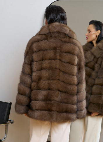 Женская шуба из куницы с английским воротником