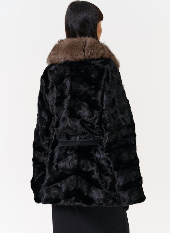 Женская шуба из меха норки  воротником из меха песца