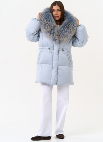 Женский пуховик голубого цвета с капюшоном из меха лисы