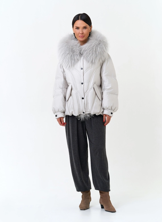 Женский пуховик с мехом енота на капюшоне