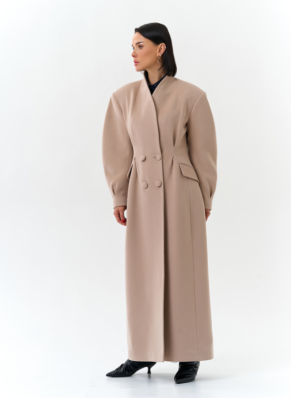 Женское длинное пальто с акцентными рукавами