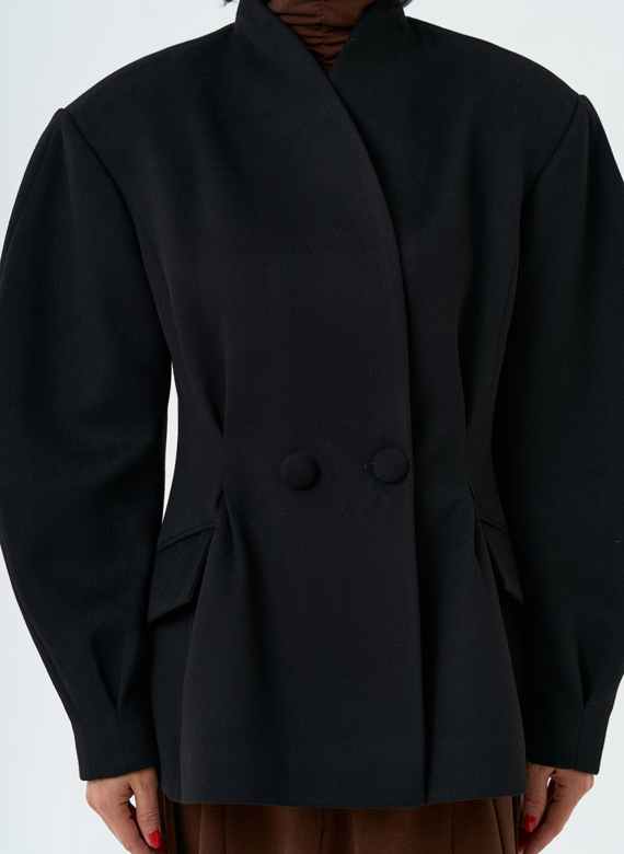 Женское укороченное пальто с акцентными рукавами