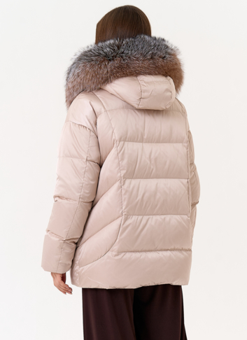 Женский пуховик с отделкой из меха блюфрост