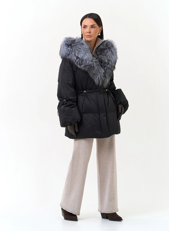 Женский пуховик с мехом чернобурки на капюшоне фото