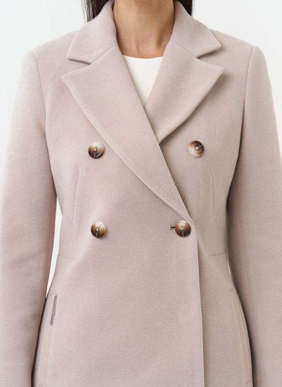 Женское двубортное пальто с поясом