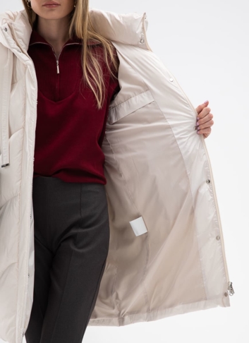 Женский пуховик белого цвета с капюшоном