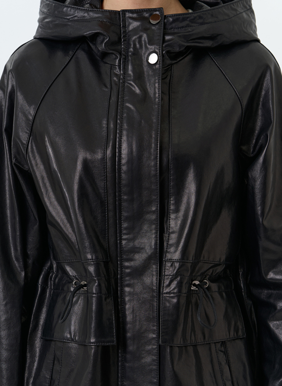 Женская куртка из натуральной кожи  с капюшоном