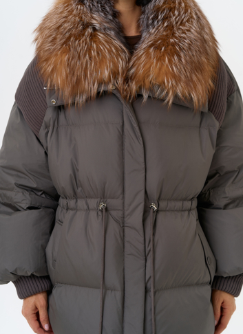 Женский пуховик с отделкой из меха лисы