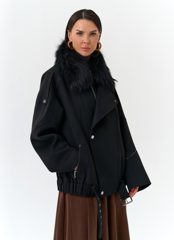 Женское укороченное пальто с отделкой из меха лисы