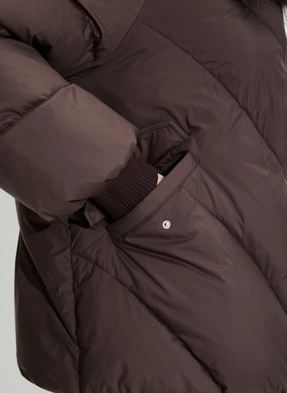Женский пуховик с мехом енота на капюшоне фото