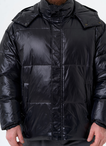 Мужской пуховик черного цвета с капюшоном