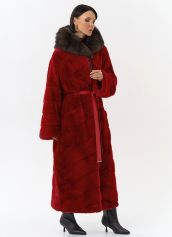 Красная норковая шуба с капюшоном из меха куницы