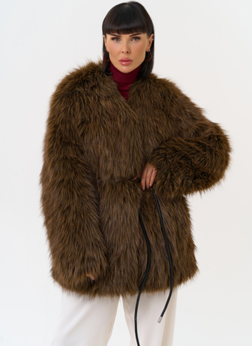 Женская шуба из эко меха с декоративным поясом Женская шуба из эко меха с декоративным поясом