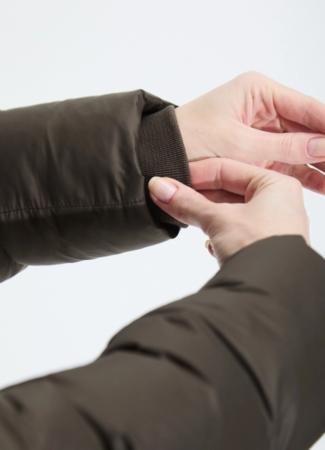 Женский пуховик с мехом енота на капюшоне модель № 33734 универмаг малина фото