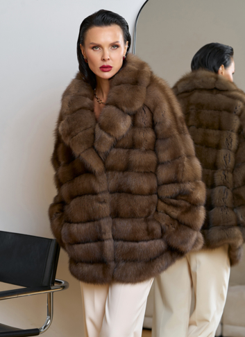 Женская шуба из куницы с английским воротником