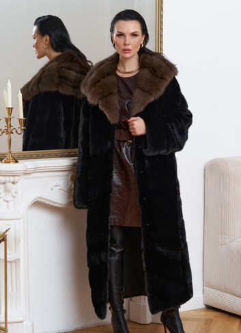 Шуба из норки с капюшоном из меха куницы