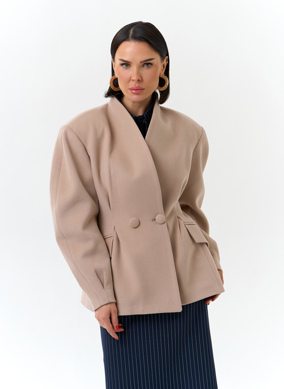 Женское укороченное пальто с акцентными рукавами