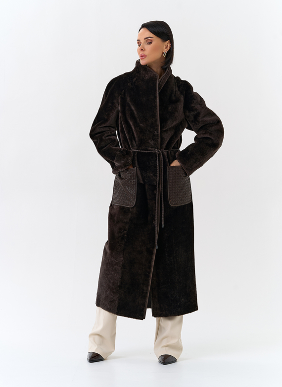 Женская дубленка с декоративным поясом