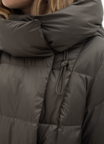 Женский пуховик с капюшоном