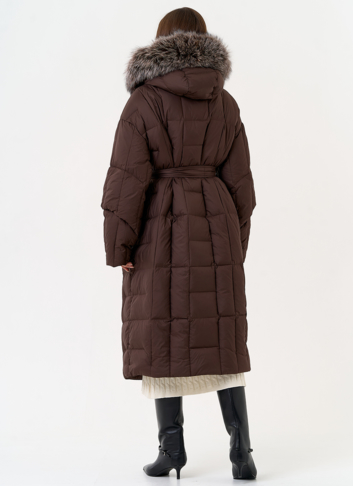 Женский пуховик с отделкой из чернобурой лисы