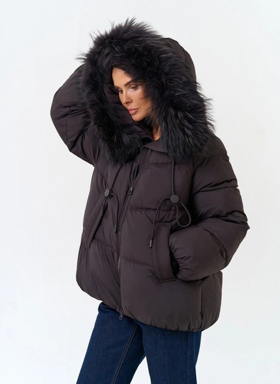 Женский пуховик с мехом енота на капюшоне