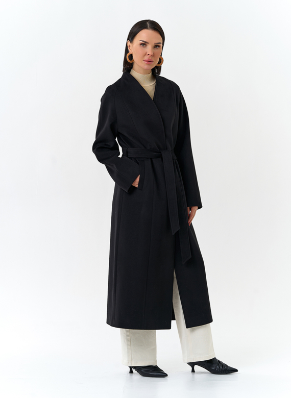 Женское пальто черного цвета с поясом