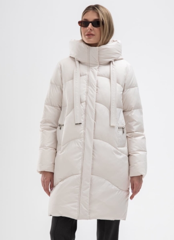Женский пуховик белого цвета с капюшоном