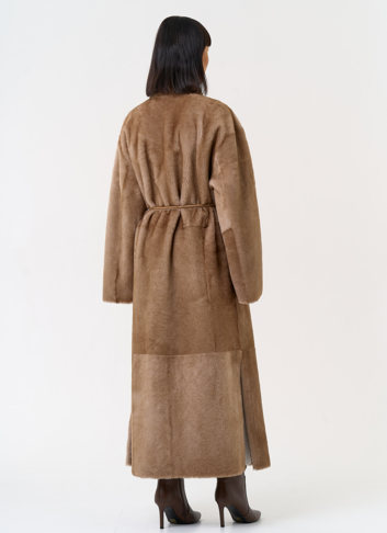 Двухсторонняя женская дубленка с декоративным поясом