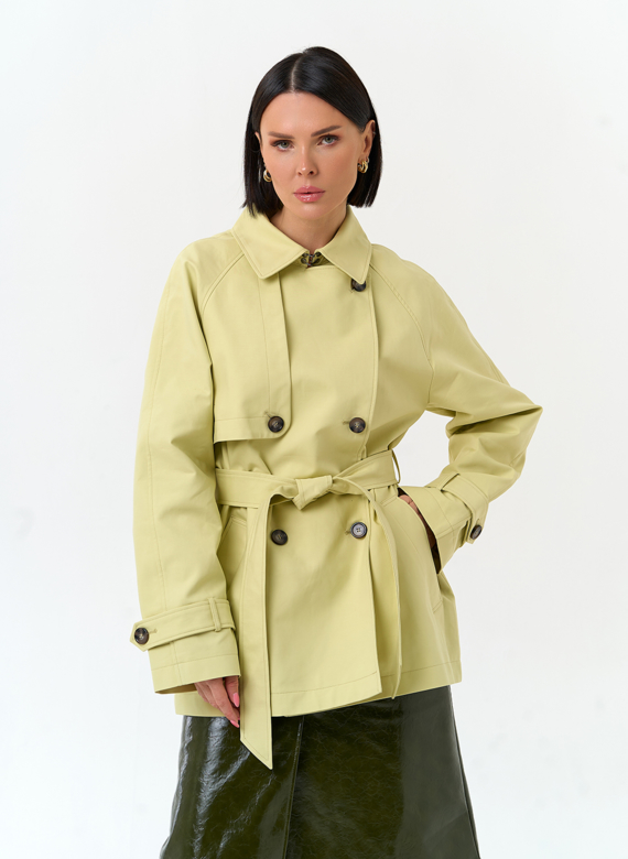 Женский укороченный плащ с поясом