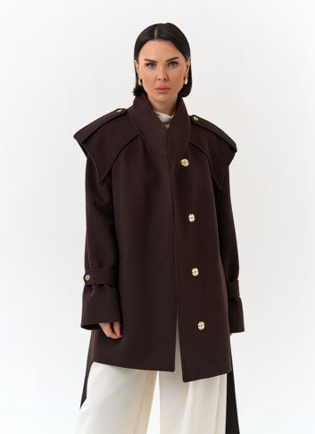 Женское укороченное пальто с акцентными плечами